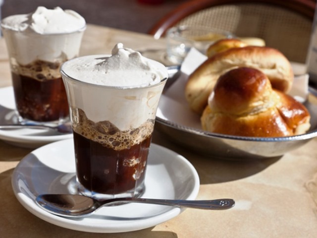 Cuciniamo il dessert rinfrescante in base al caffè espresso