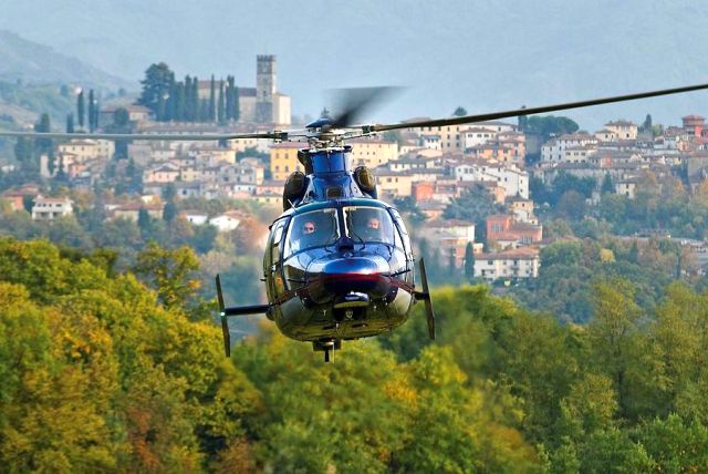 Un residente in Italia ha sorvolato il caffè in elicottero