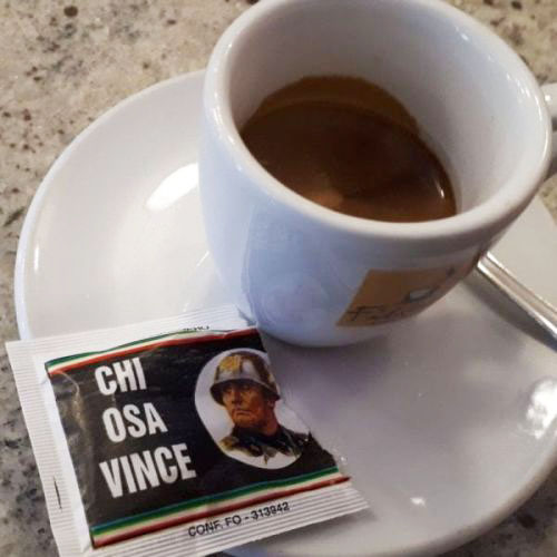 В Италии появился сахар для кофе с изображением Муссолини